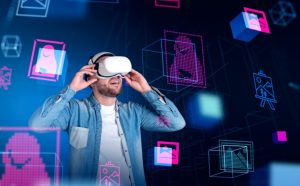 Hombre con gafas de realidad virtual